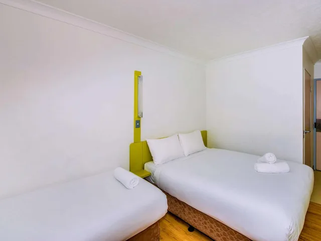 غرفة قياسية بسرير فردي وسرير كوين، IBIS BUDGET BRISBANE AIRPORT 1/4