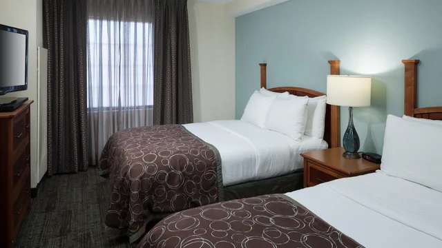 2 Bedrooms, 1 King and 2 Double Beds, Dining Area, Kitchen، Staybridge Suites Jackson 3/7