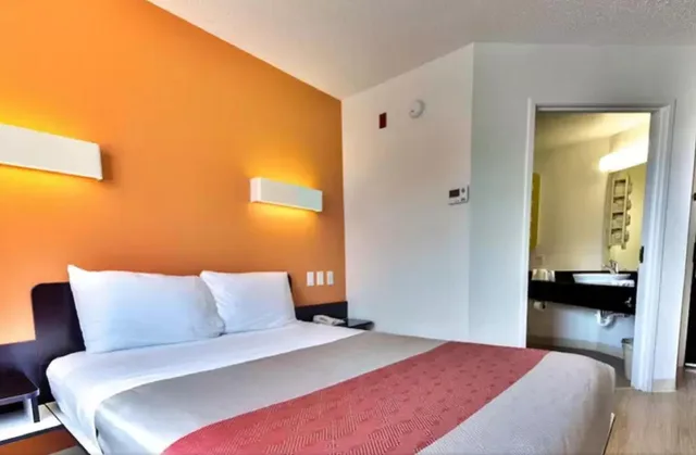 غرفة بسرير كينج، Motel6 Fort Worth, TX - Stockyards 4/10