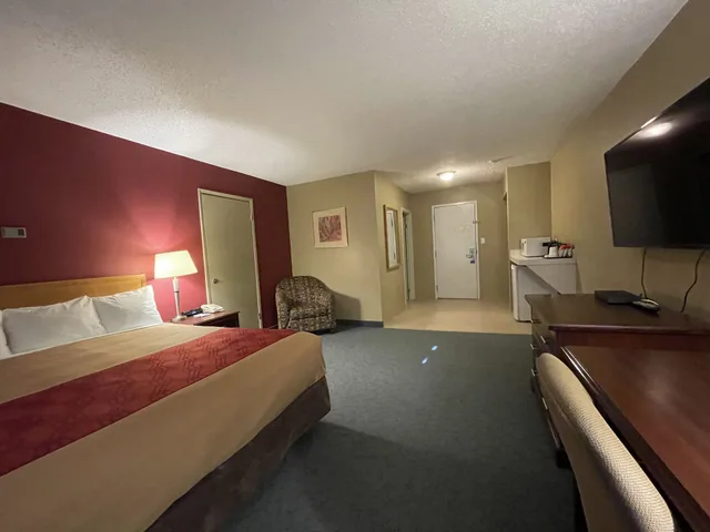 غرفة بسرير كينج، Travelodge by Wyndham Fort St John 2/5