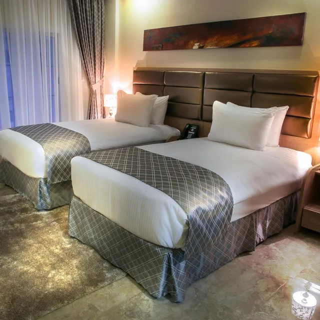 غرفة قياسية بسريرين منفصلين، Adams Hotel 1/4