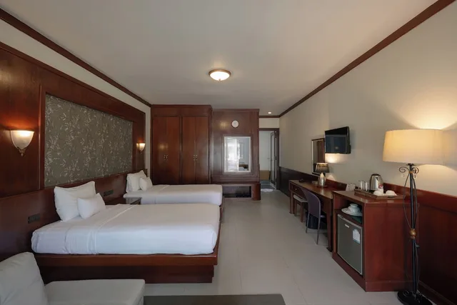 Junior Suite, Double Bed, Pool Front، Erawan Hotel 2/10