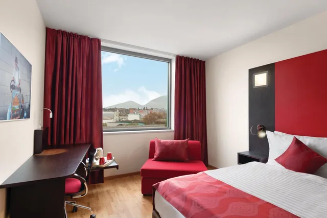 غرفة قياسية بسريرين منفصلين مع أريكة، Ramada Encore By Wyndham Geneva 1/2