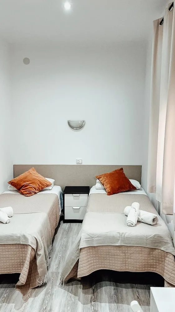غرفة عائلية بسريرين منفصلين، Hostal Ruta de Francia 1/6