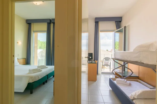 غرفة رباعية بشرفة، HOTEL SOLE 10/10