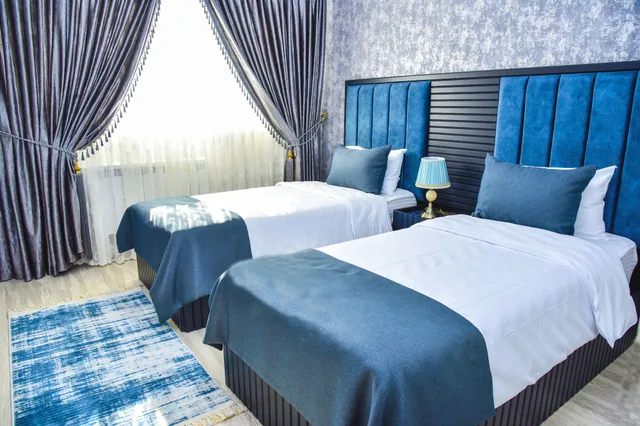 غرفة بزنس بسريرين منفصلين وسرير كينج، Supreme Hotel Baku 2/3