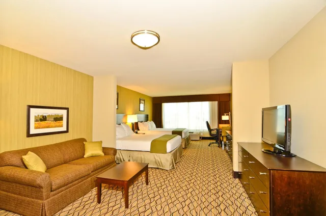 Suite, 2 Queen Beds, Sofa, Holiday Inn Express And Suites Williston 8/8