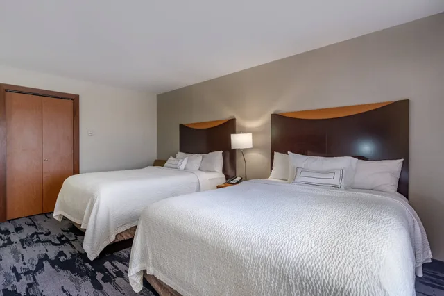 جناح بسريرين كوين بغرفة نوم واحدة مع أريكة، Fairfield Inn Suites Texarkana 3/5