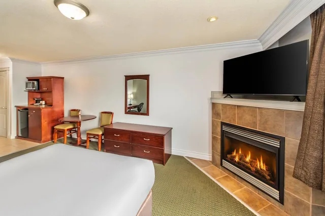 Standard, Queen Bed, Quality Inn & Suites Whitecourt 8/10