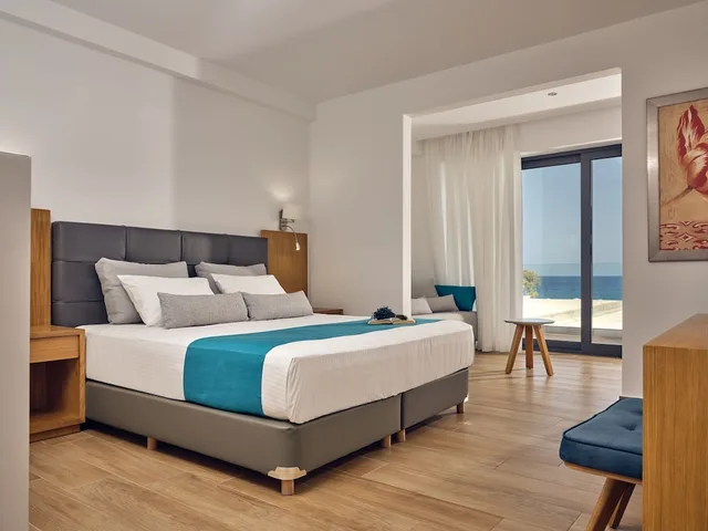 جناح فاخر بانورامي بسرير كينج بإطلالة على البحر مع أريكة، Cavo Orient Beach Hotel 1/3