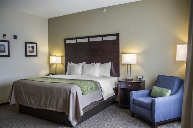 غرفة قياسية بسرير كينج، Comfort Inn Saint Clairsville, OH 2/5