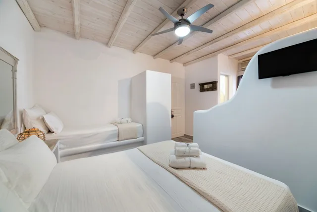 جناح استوديو بسرير مزدوج وسرير فردي بإطلالة جزئية على البحر، Blue Waves Suites & Apartments - To Kyma 1/10