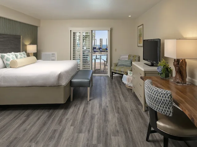 غرفة بسرير كينج بإطلالة على المسبح والبحر، Inn at the Cove 4/6