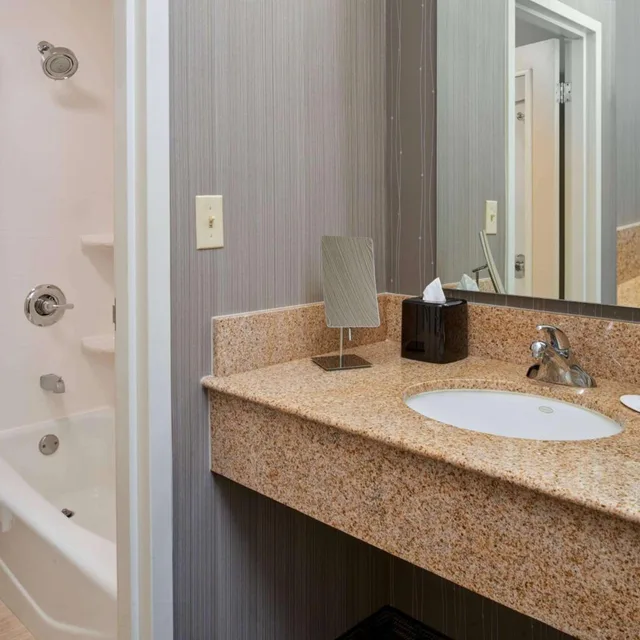 غرفة بسريرين كوين بحوض استحمام لذوي الإعاقة، Sonesta Select Indianapolis Carmel 3/5