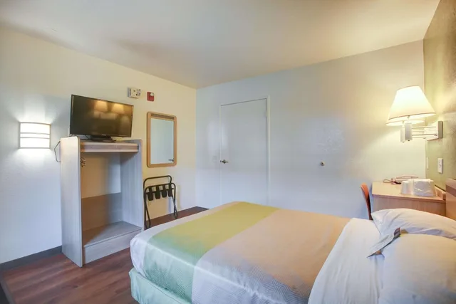 غرفة قياسية بسرير كينج، Motel6 Elkton, MD 4/9