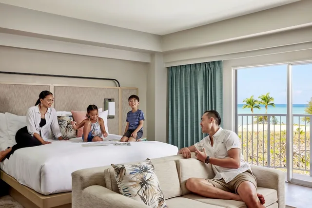 غرفة بريميوم بسرير كينج وسرير بطابقين بإطلالة على البحر، Crowne Plaza Resort Saipan an IHG Hotel 2/4