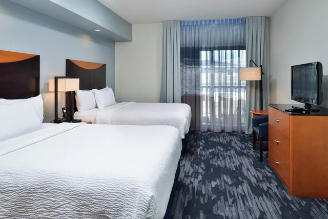 جناح بسريرين كوين بغرفة نوم واحدة مع أريكة لذوي الإعاقة، Fairfield Inn & Suites Santa Cruz - Capitola 1/1