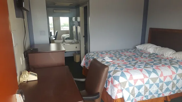 Standard, Queen Bed, Smoking, Travel Inn 1/2