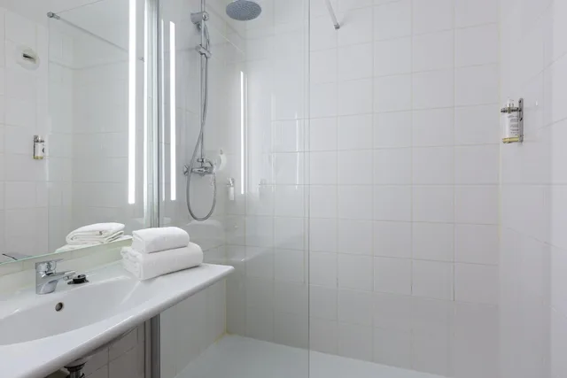 غرفة ثلاثية بسرير فردي، Comfort Hotel Paris Porte d Ivry 7/8