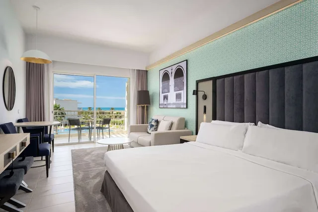 غرفة بريميوم بسريرين منفصلين بشرفة بإطلالة جزئية على البحر، Radisson Blu Resort Saidia Beach 1/5