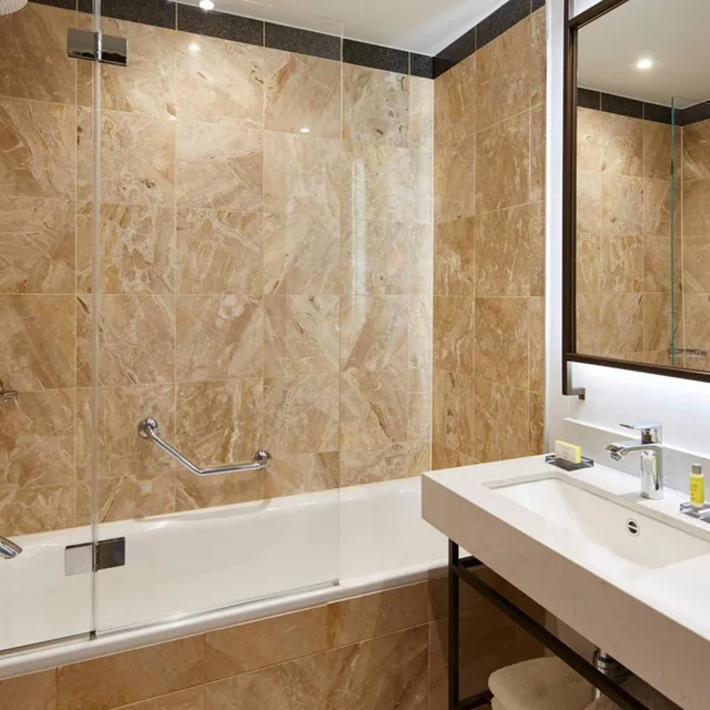 Grosvenor, Guest Room, Superior, King Bed, Square View، Marriott London Hotel Grosvenor Square 6/7