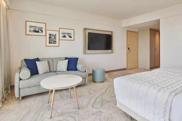 غرفة بريميوم بسرير مزدوج بإطلالة على البحر، Le Meridien Lav 2/4