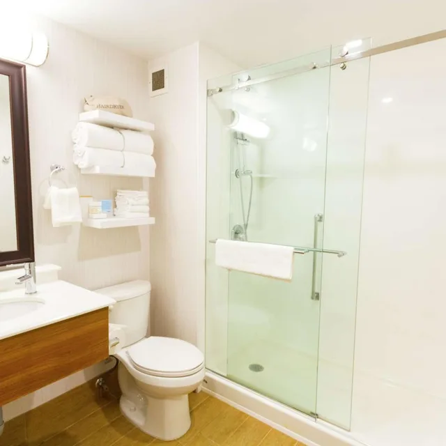 غرفة بسرير كينج وسريرين كوين، Hampton Inn By Hilton Vancouver Airport/Richmond 2/3