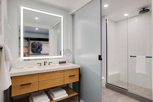 Premium, King Bed, Water Front، Canopy by Hilton Portland Waterfront 2/3