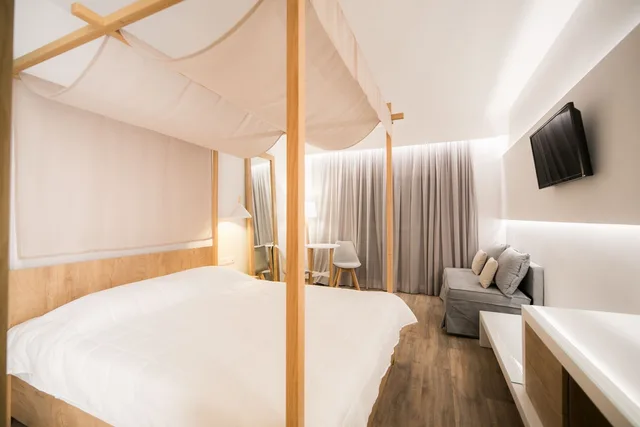 Deluxe, Studio, Queen Bed, SUNRISE VILLAGE 3/10