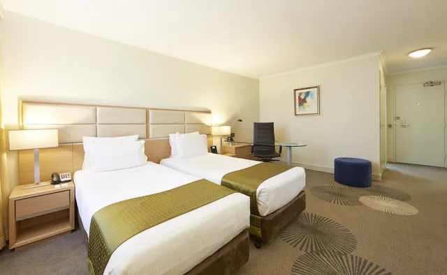 غرفة قياسية بسريرين منفصلين لذوي الإعاقة، Holiday Inn Parramatta 5/7