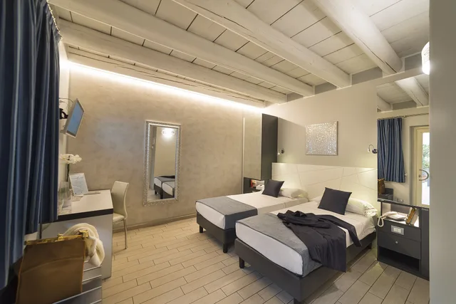 غرفة قياسية بسريرين منفصلين في الملحق، Albergo Fontana 3/7