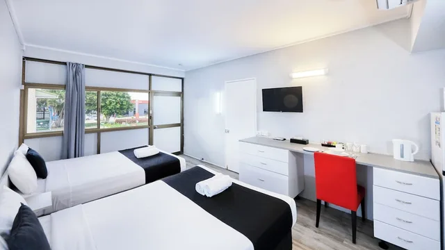 غرفة ديلوكس رباعية بسرير كوين وسرير فردي، TROPICAL GATEWAY MOTOR INN 1/4