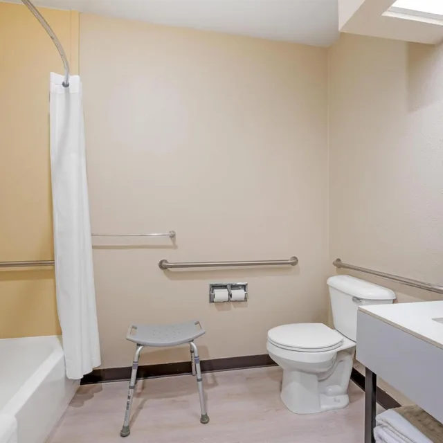 غرفة بسرير كوين بحوض استحمام لذوي الإعاقة، Best Western Forsyth - Decatur 4/5