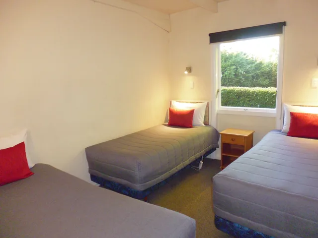2 Bedrooms, Downstairs, Apartment, 1 Queen and 3 Single Beds، Spa Lodge Motel 2/3