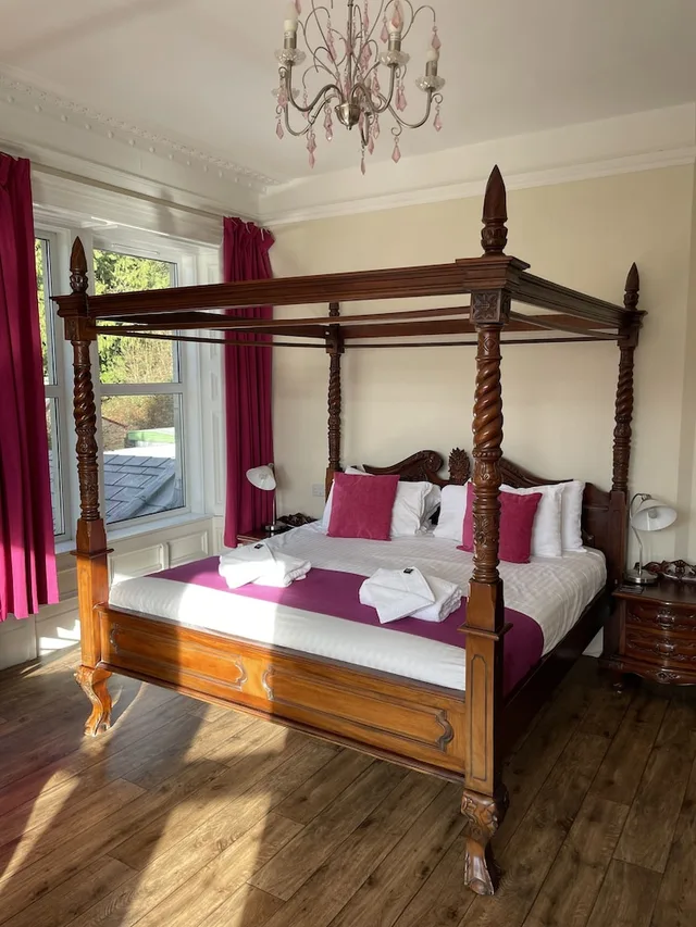Four Poster, King Bed، The Claymore Guest House 1/3