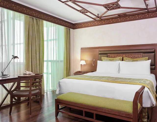غرفة بريميوم بسرير كينج بإطلالة على المسبح، Holiday Inn Al Thuraya City 2/10