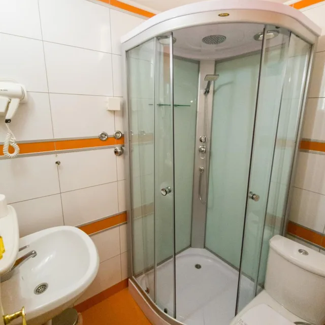 غرفة ثلاثية، Hotel Herc 6/9