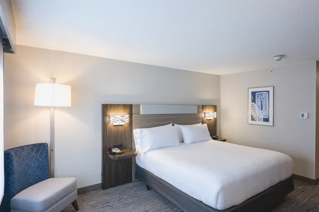 غرفة قياسية بسرير كينج، Holiday Inn Express & Suites Marquette, an IHG Hotel 7/10
