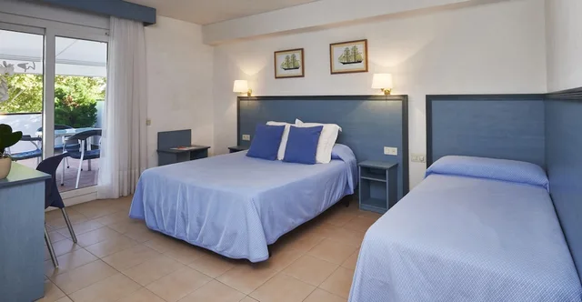 غرفة قياسية ثلاثية بسرير مزدوج وسرير فردي بشرفة، Platja D Aro Hotel 1/4