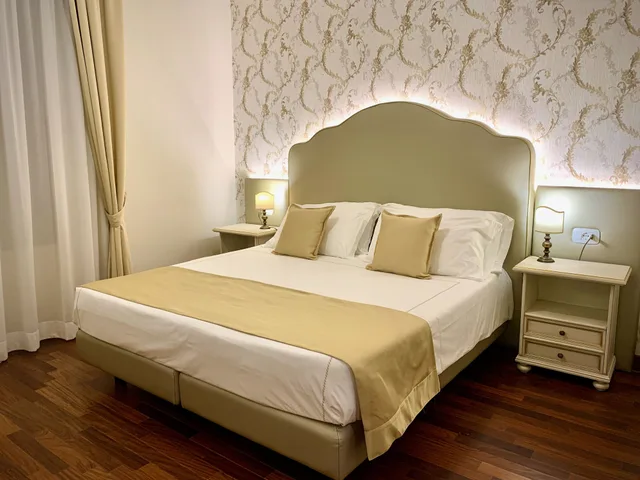 غرفة بسرير مزدوج بإطلالة على البحيرة بشرفة، Hotel Ristorante Gardesana 3/7