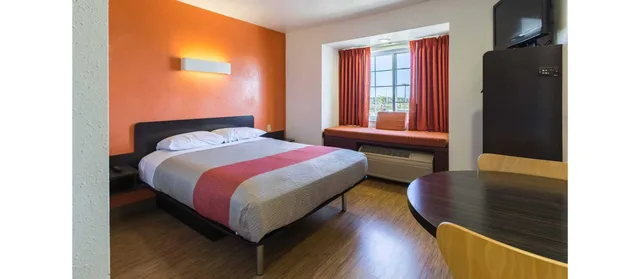 Room, 2 Queen Beds, Accessible, Motel6 Huron, OH - Sandusky 2/7