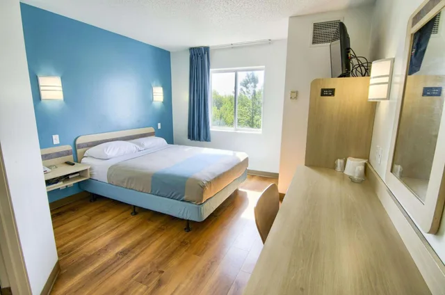 1 Queen Bed, Motel6 Portsmouth, NH 7/10