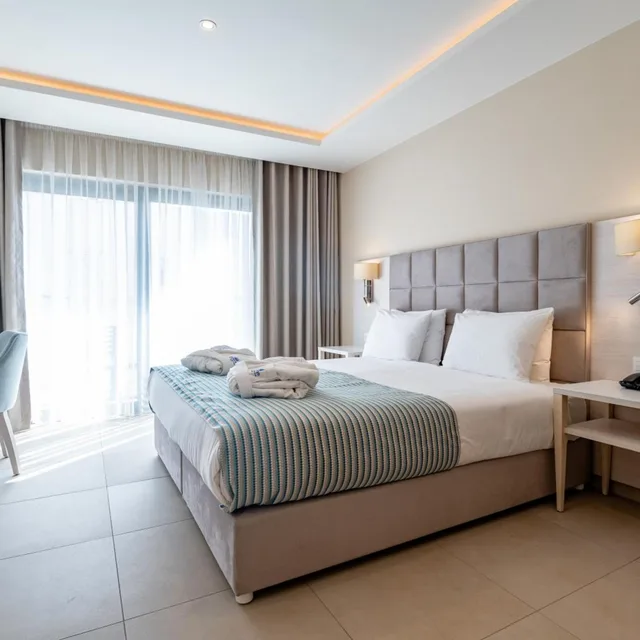 جناح جونيور بشرفة مع أريكة، Maritim Antonine Hotel and Spa Malta 3/10