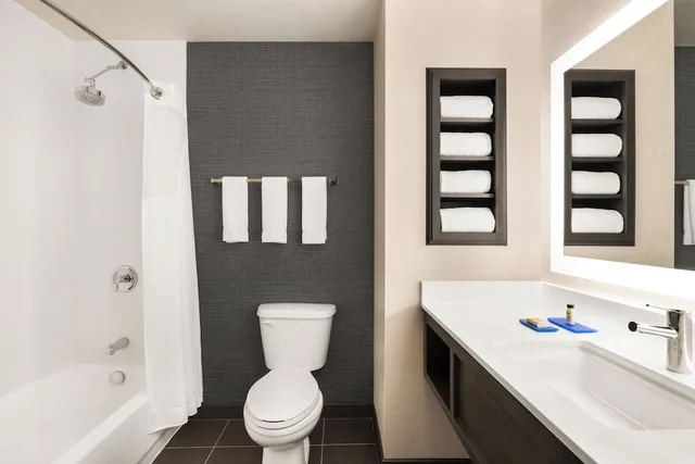 جناح بسريرين كوين، Holiday Inn Express Hotel Suites Denver Airport 2/3