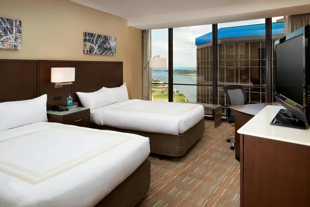 غرفة بسريرين مزدوجين بإطلالة، Marriott Detroit At the Renaissance Center 2/3