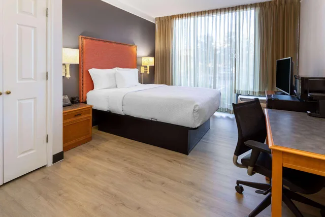 Room, Queen Bed, Accessible, La Quinta Inn & Suites by Wyndham Kingsport Tri-Cities 2/3