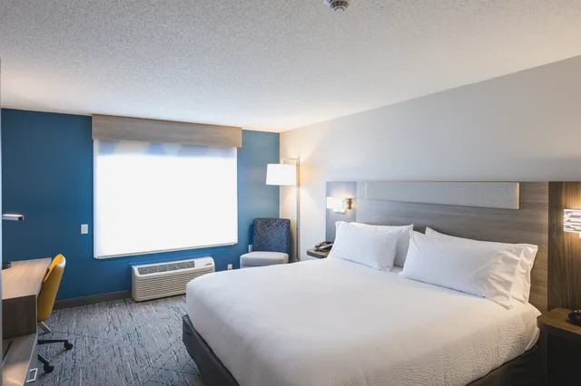 غرفة بسرير كينج لذوي الإعاقة، Holiday Inn Express & Suites Marquette, an IHG Hotel 4/10