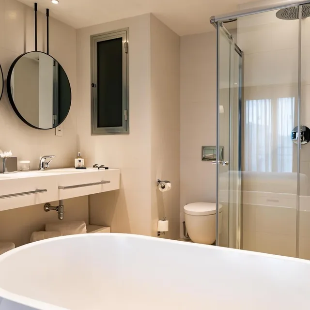 جناح جونيور، Valentina Hotel 8/8