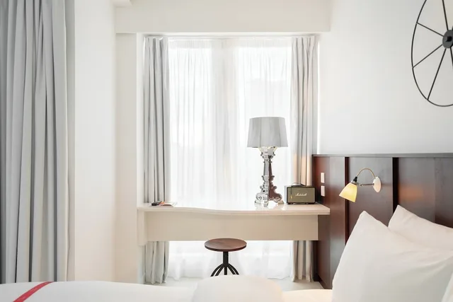 Wow, Queen Bed, Balcony، Ruby Lucy Hotel London 2/3