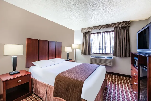 Standard, King Bed, Super 8 by Wyndham Harlingen TX 4/7